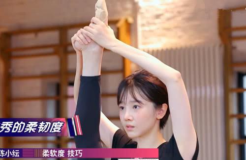 必威BetWay陈小纭展示惊人柔韧性谁注意她的“特殊动作”？男生都受不了(图2)